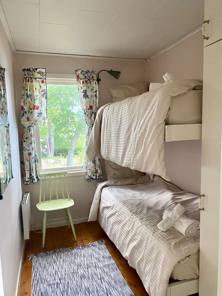 Bunk bed of 80 cm wide can fit 2 adults or 2 kids on each bed