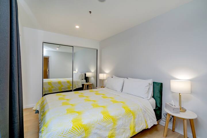 Главниот апартман е полн со боја со својата жолто-бела постелнина, нудејќи весел почеток на секој ден. Собата е пространа и добро осветлена, со големо огледало кое додава длабочина и светлина. Тоа е светол и привлечен простор со малку живост