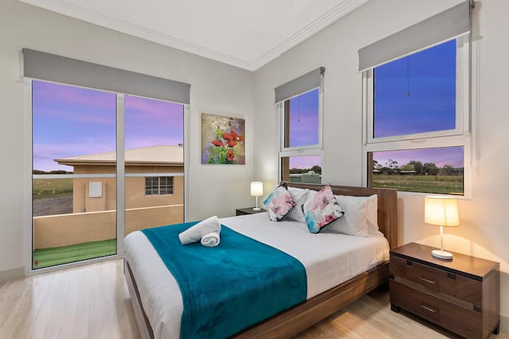 Dormitorio con cama tamaño queen