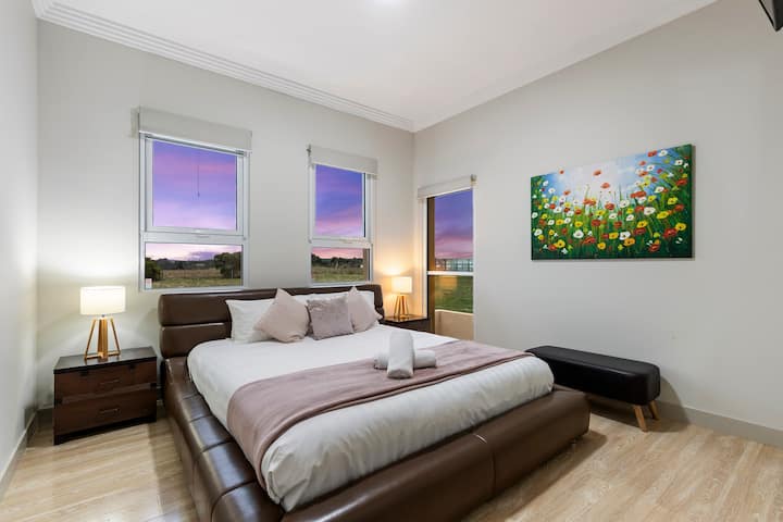 Segundo dormitorio con cama tamaño king.