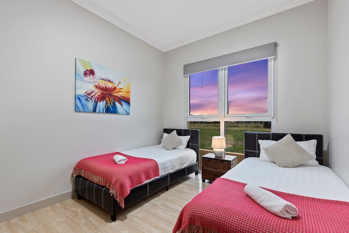 Dormitorio con dos camas individuales