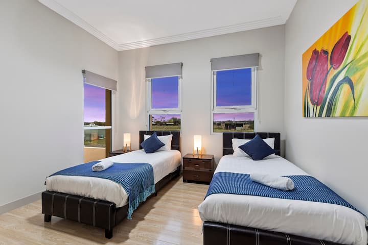 Dormitorio con dos camas individuales