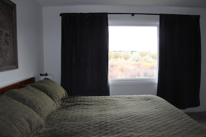 Chambre principale - vue dégagée sur le terrain de golf/la montagne