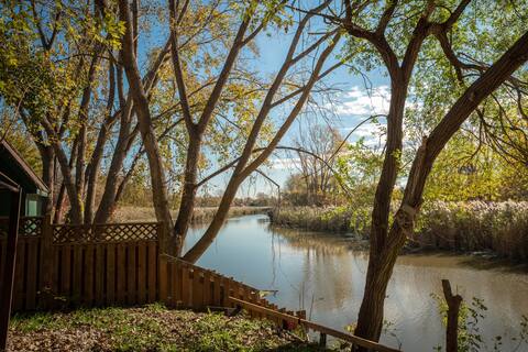 4 Bedroom Waterfront Oasis Getaway with Hot Tub