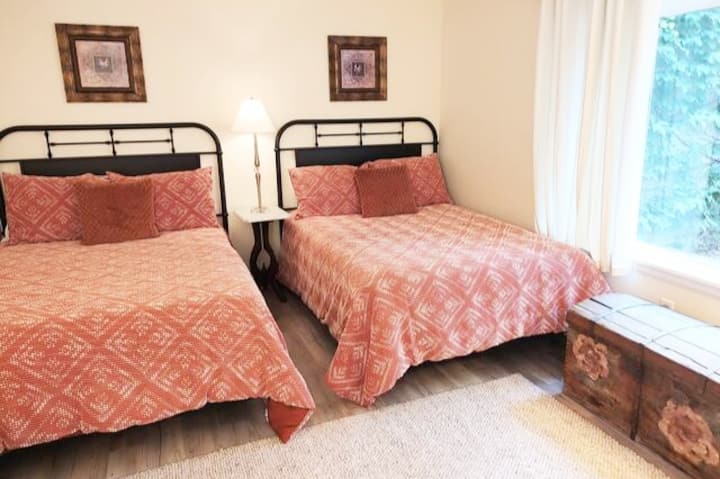 Udobna soba s 2 bračna kreveta i jednim bračnim krevetom. Savršeno mjesto za djecu! 