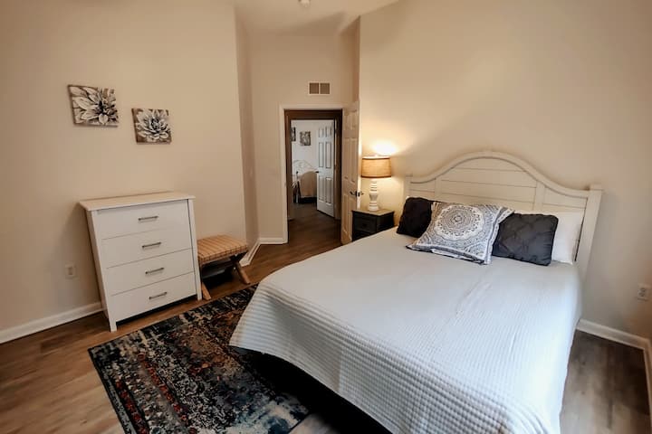 Удобна двойна стая с достатъчно гардеробно помещение. 