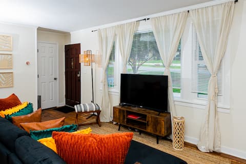 Top performing Airbnb: Boho Vibes in the City w/OutDoor Movie Rental in Venetian Hills