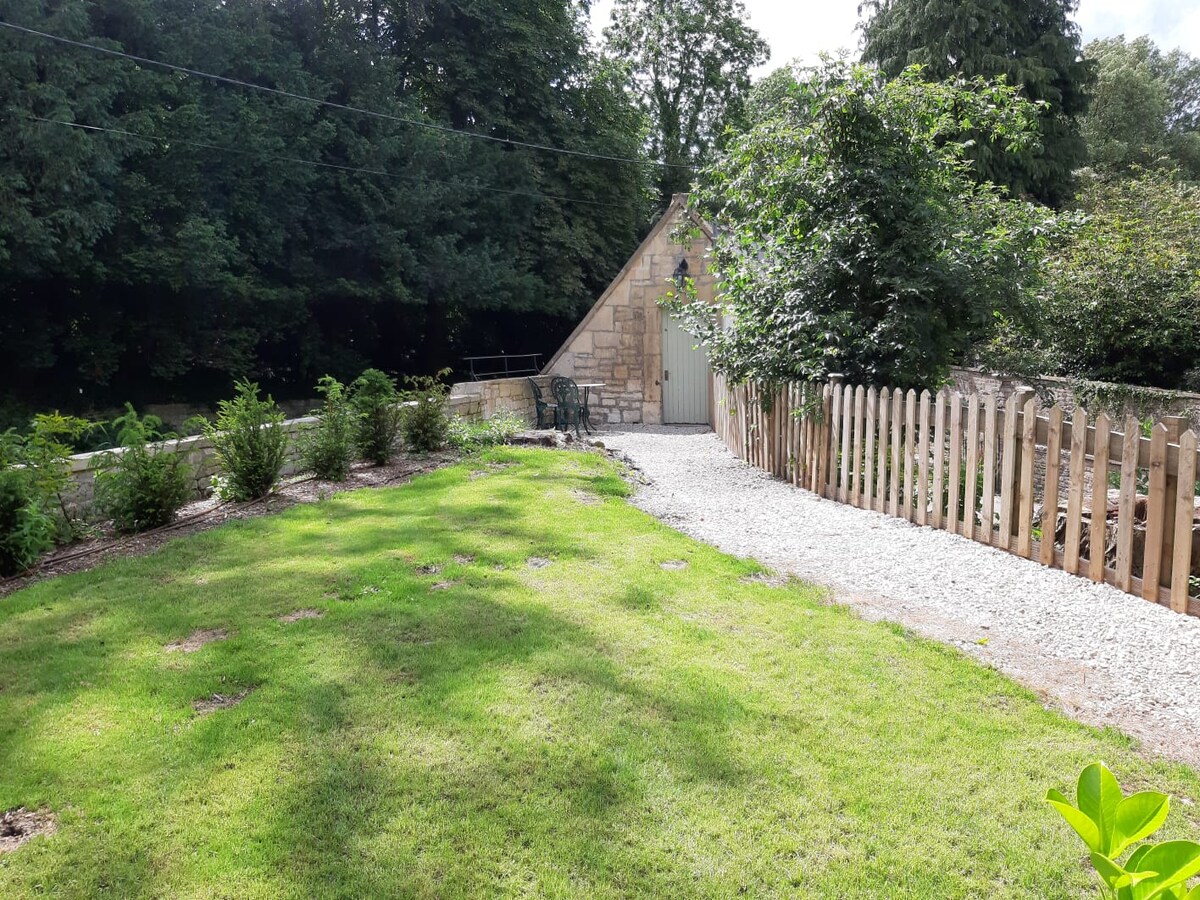 Teachers apartment near Bath & Corsham. Wifi, park Apartments for Rent in Wiltshire, England