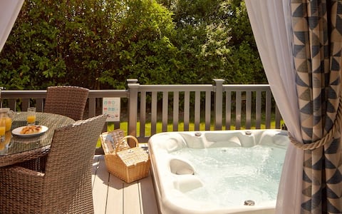 Delightful 3-bedroom Caravan with Hot Tub