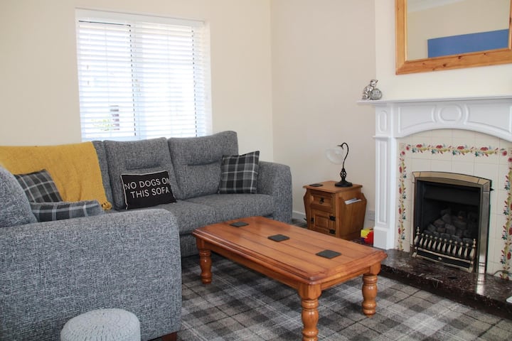 Awel Y Mor (The Sea Breeze), A Quaint 3 Bed House - Holyhead