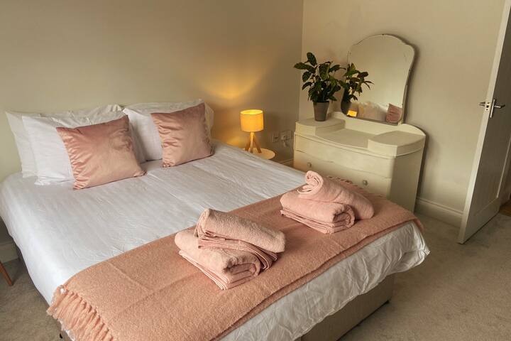 Chumba cha 6 cha kulala ni ghorofa ya chini na kina kitanda cha kiunganishi cha zip, kinaweza kusanidiwa kuwa vitanda viwili na kiko karibu na bafu.