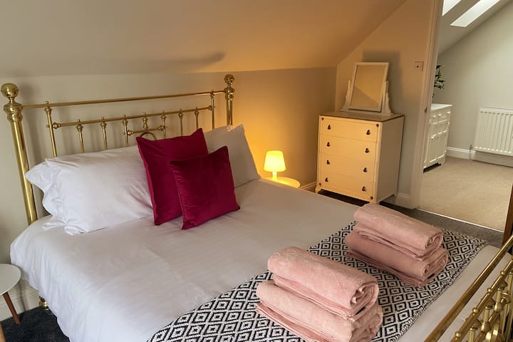 mkuu wa chumba cha kulala cha 2 chenye ufikiaji wa roshani