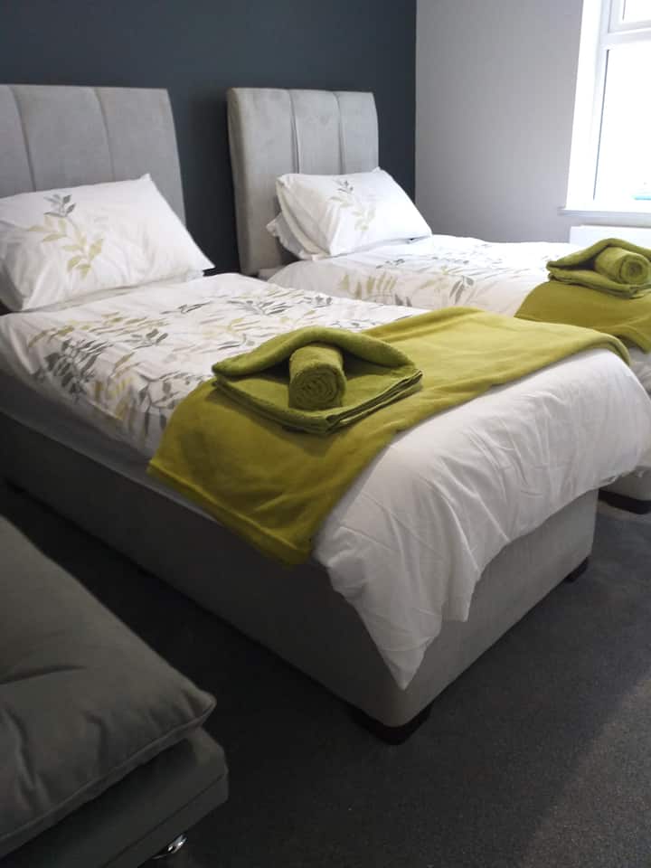 Მე ‑ 2 საძინებელში არის 2 ერთადგილიანი საწოლი და გასაშლელი დივანი