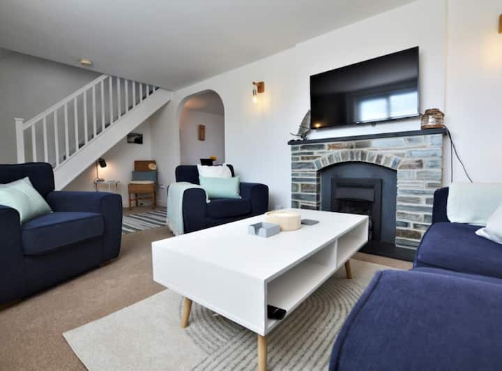 Sallë e rehatshme me stil e pajisur me divan krevat shtesë. 