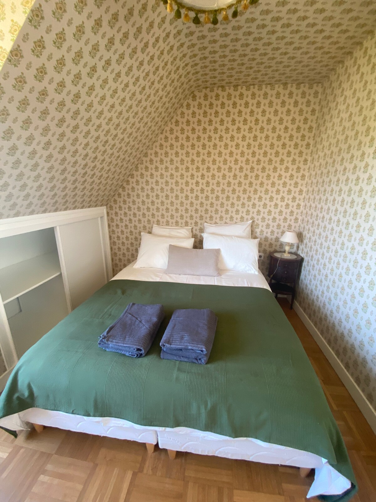 Chambre verte parentale face mer avec 1 grand lit double de 1m60.