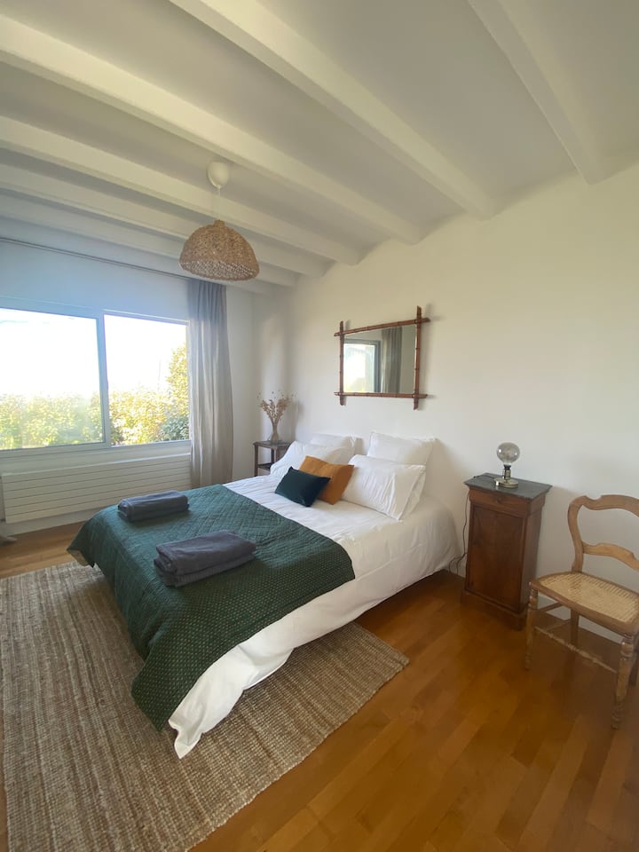 Chambre parentale face mer au ré-de-chaussée avec 1 grand lit double de 1m60 avec écran plat.