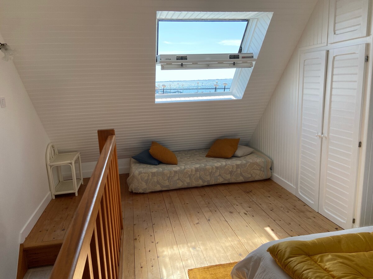 Chambre jaune parentale face mer avec 1 grand double de 1 m60 avec lit d'appoint.