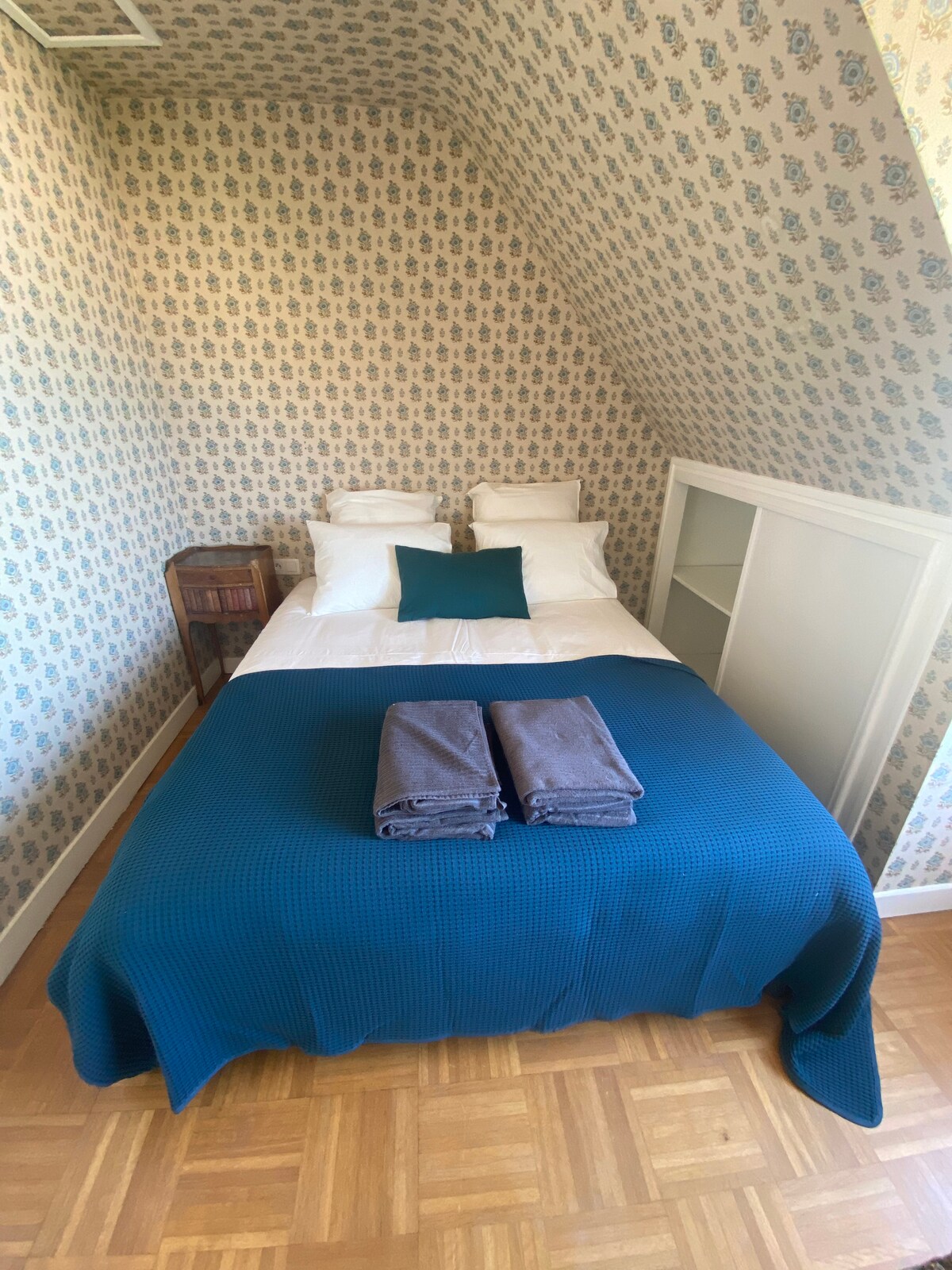 Chambre parentale à l 'étage face mer.
 Lit de 1m60