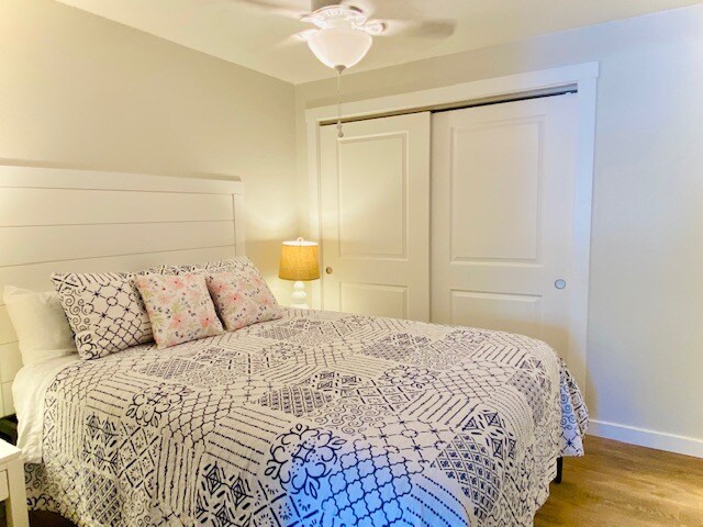 Spavaća soba na katu s bračnim krevetom (širine 150 - 179 cm)