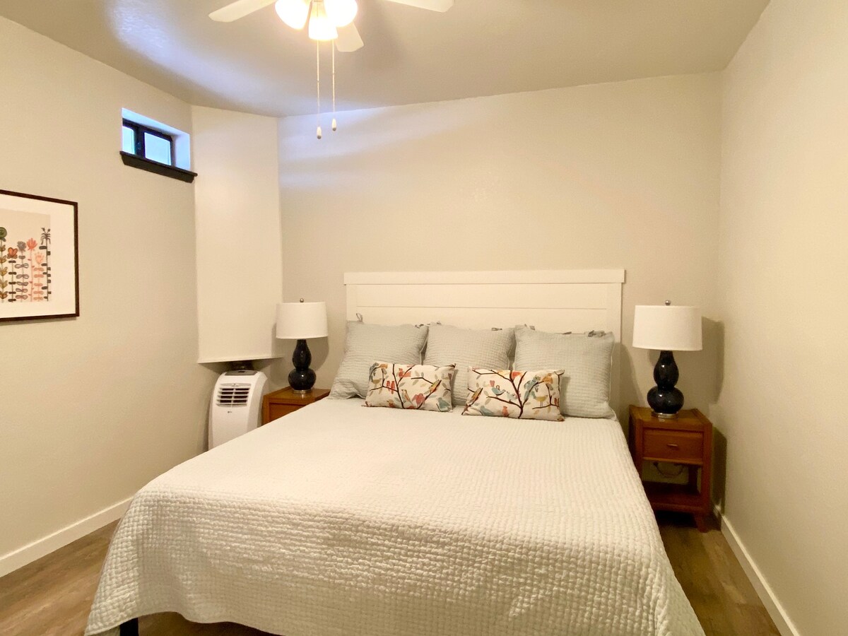 Spavaća soba na katu s bračnim krevetom (širine 180 - 200 cm)