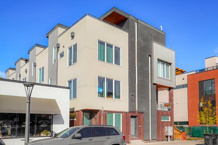 Heart of Tennyson – w/Rooftop Views & $0 cleaning gallery image 3