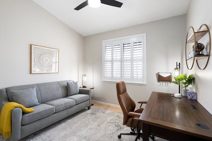 Computer room equipped with a printer. This is also a pullout sofa bed. 
(Queen mattress)