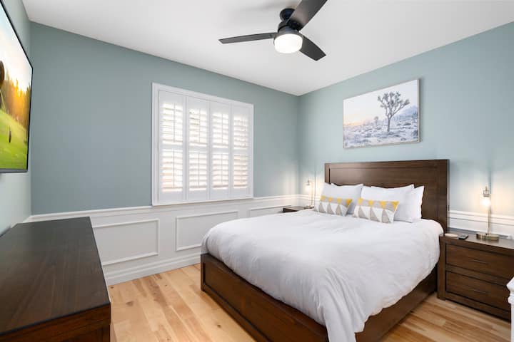 1st floor easy access Queen bedroom with a 4K TV & a full bathroom is only a few feet away. (Queen mattress) 