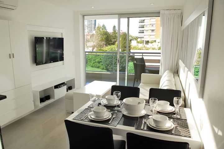 סלון עם פינת אוכל ויציאה מהמרפסת