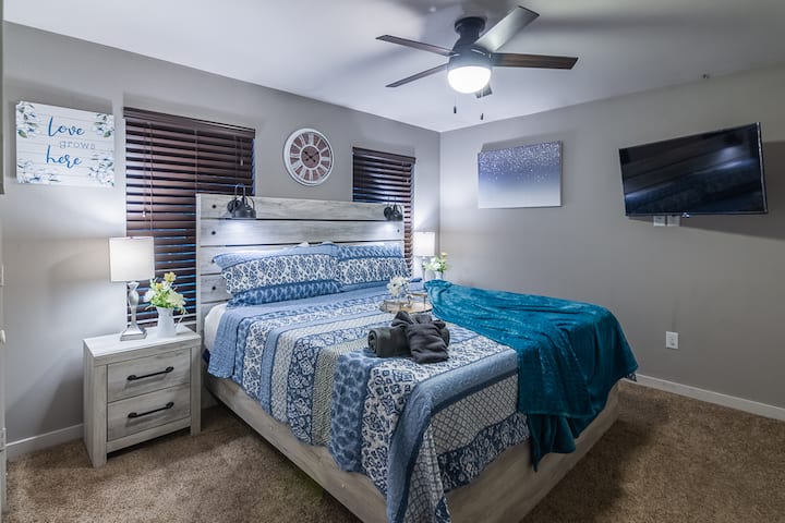 Მთავარი საწოლი ოთახი 50-დუიმიანი ტელევიზორით