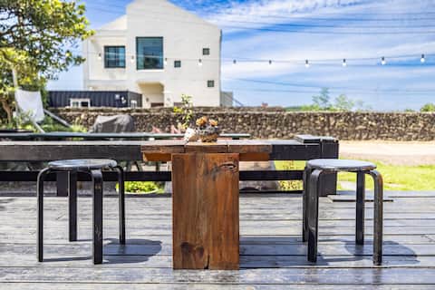 90 pyeong private pension on the 3rd floor with a view of the sea!Up to 35 people! Private garden + barbecue + karaoke + movie theater!