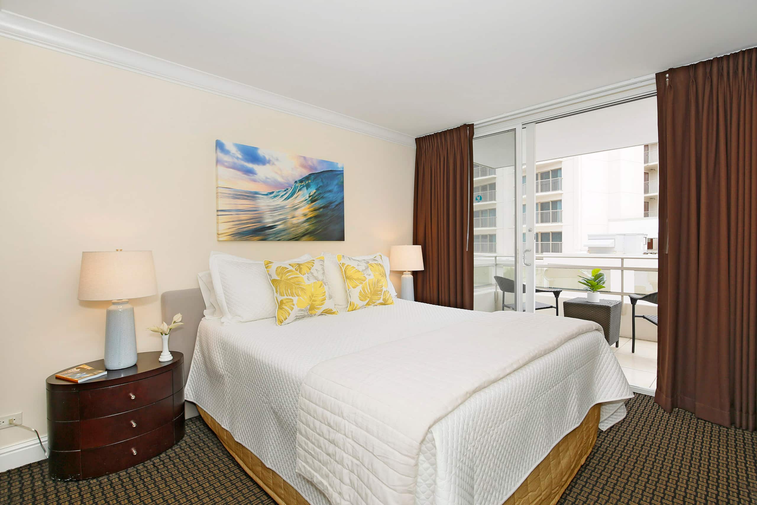 Condo in Honolulu · ★4.82 · 2 bedrooms · 3 beds · 1 private bath - Image 8