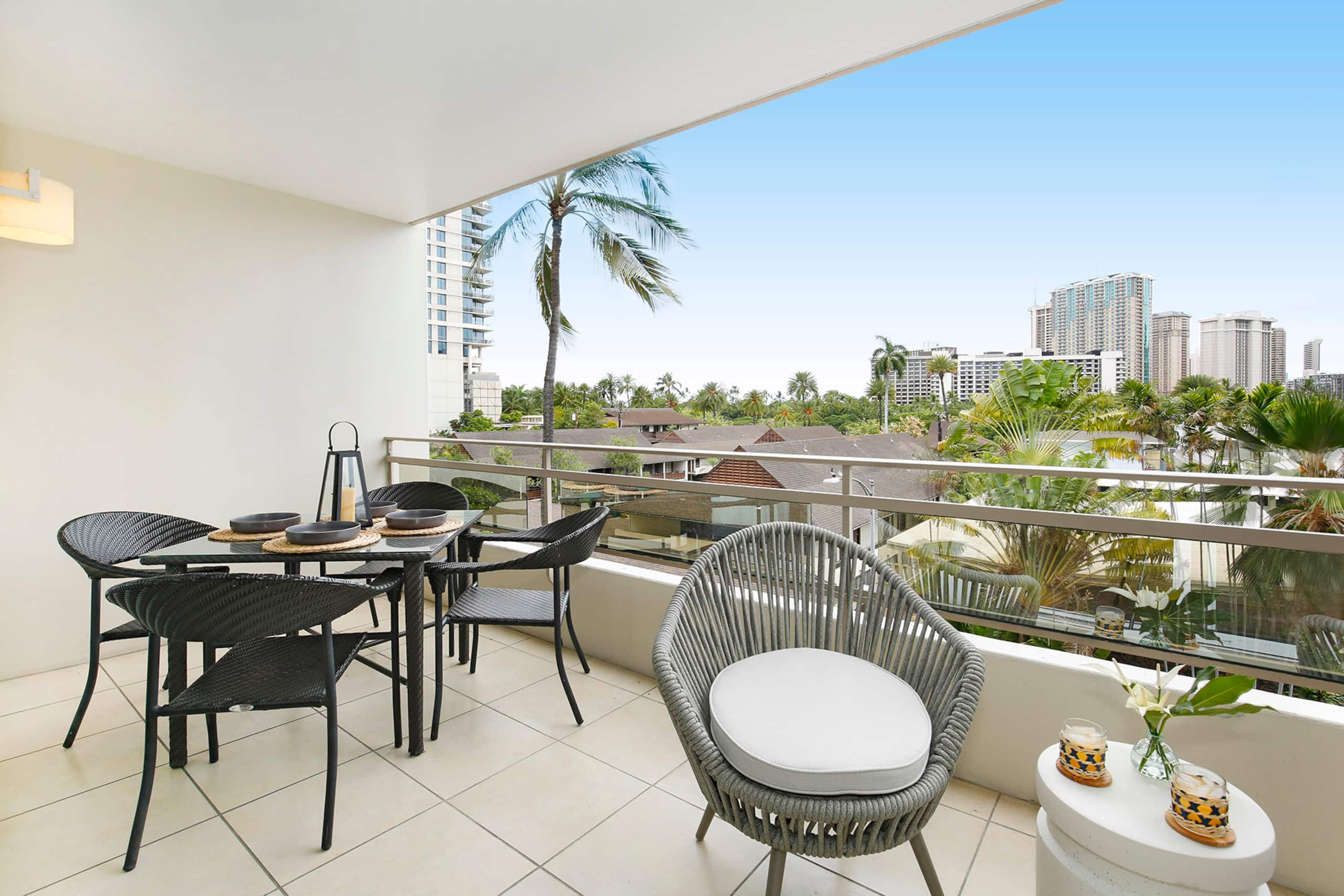 Condo in Honolulu · ★4.82 · 2 bedrooms · 3 beds · 1 private bath - Image 18