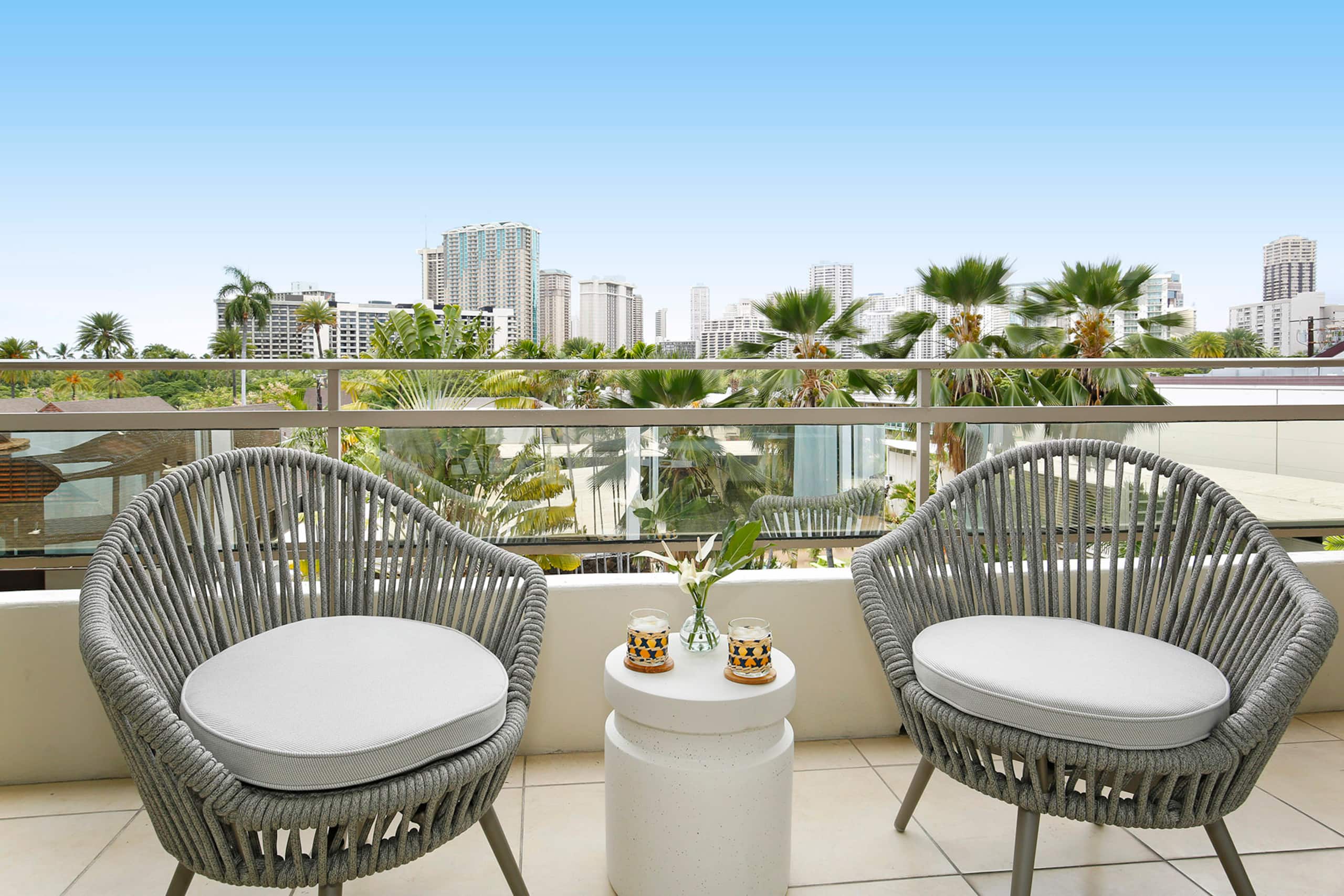 Condo in Honolulu · ★4.82 · 2 bedrooms · 3 beds · 1 private bath - Image 17