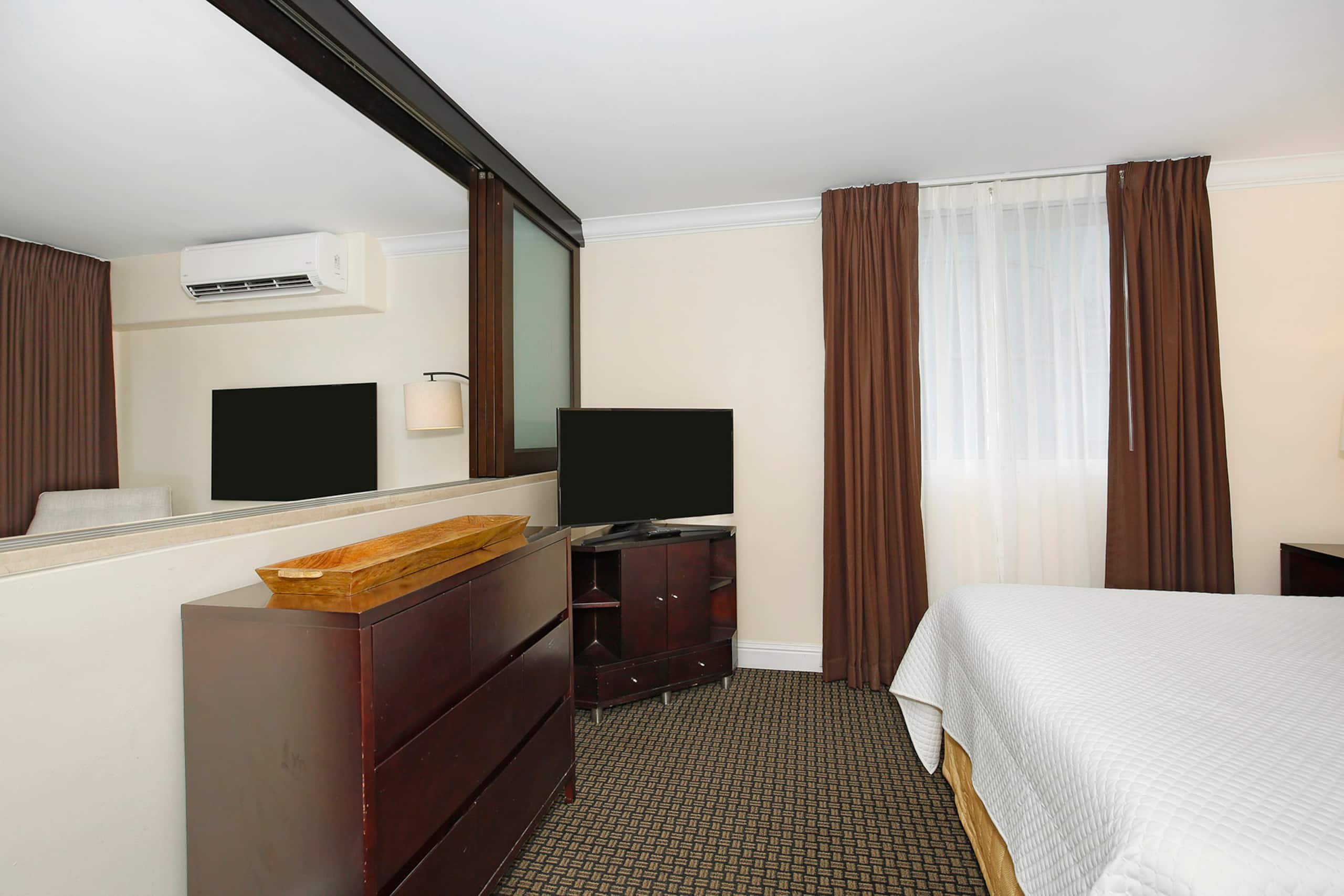 Condo in Honolulu · ★4.82 · 2 bedrooms · 3 beds · 1 private bath - Image 12