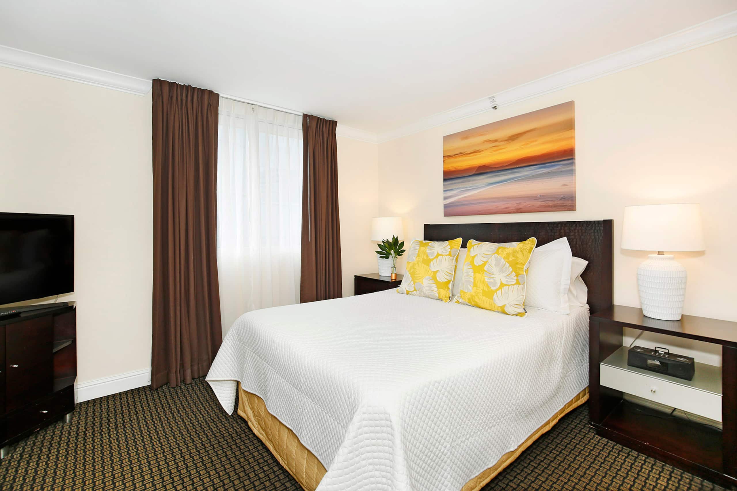 Condo in Honolulu · ★4.82 · 2 bedrooms · 3 beds · 1 private bath - Image 11