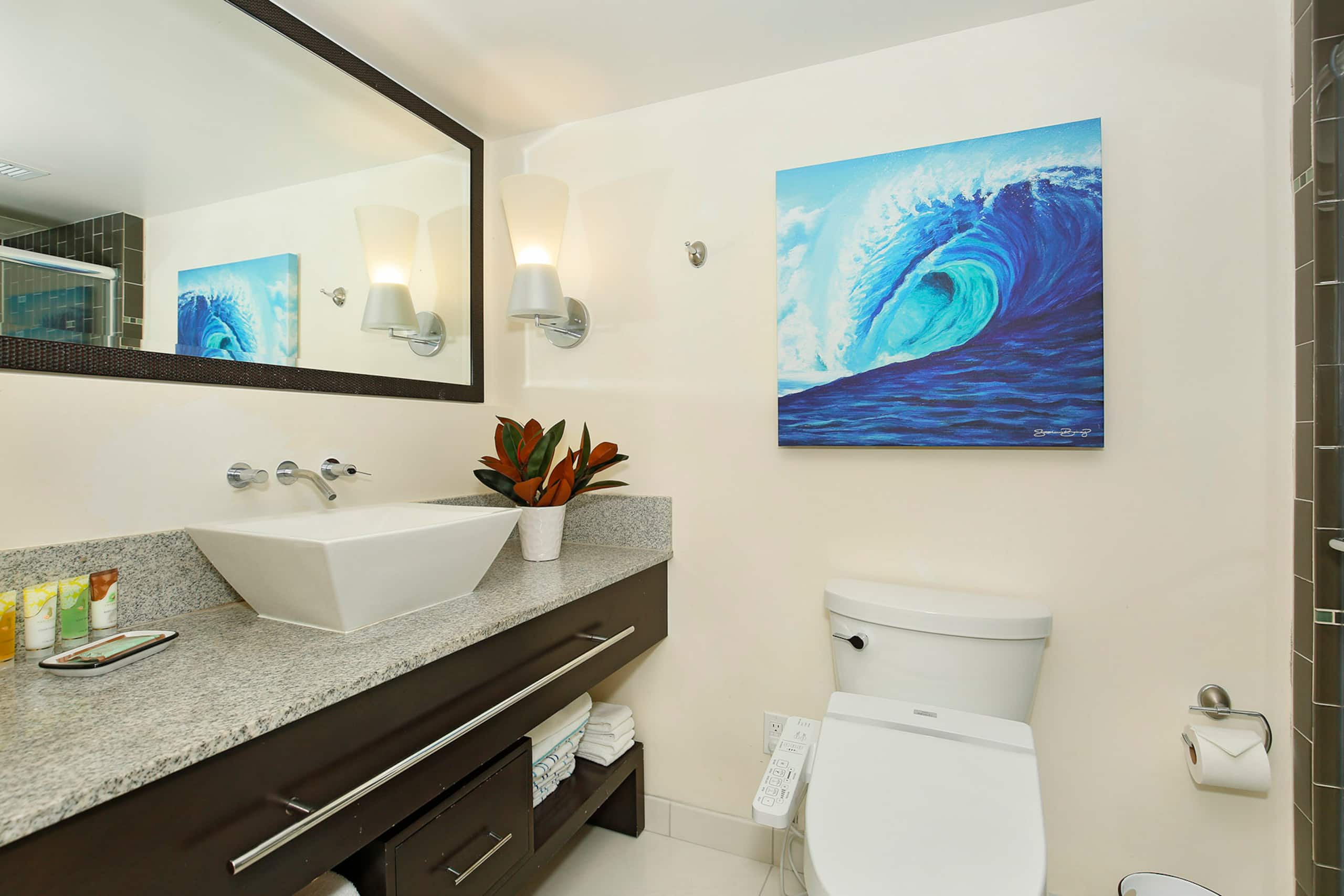 Condo in Honolulu · ★4.82 · 2 bedrooms · 3 beds · 1 private bath - Image 14