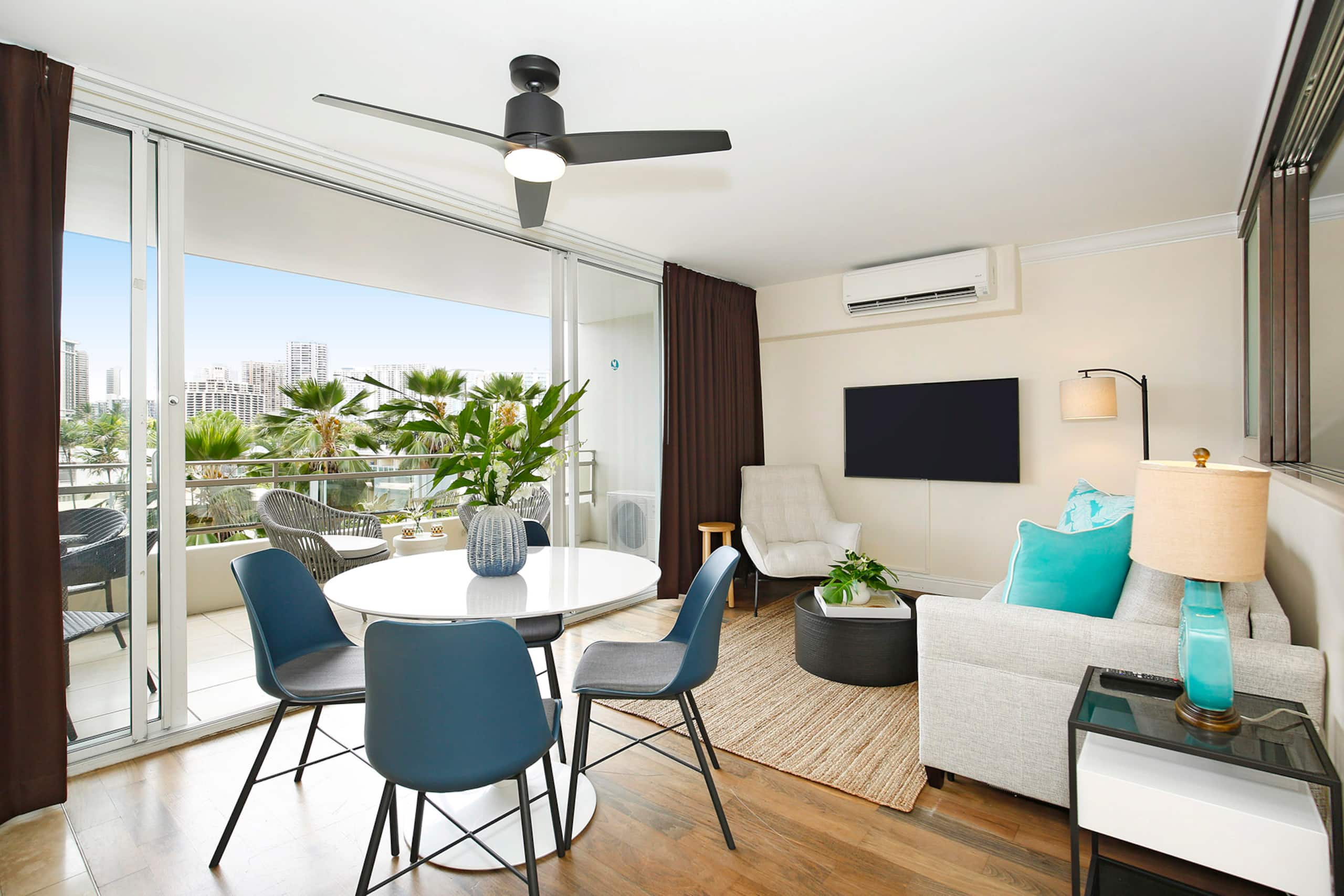 Condo in Honolulu · ★4.82 · 2 bedrooms · 3 beds · 1 private bath - Image 3