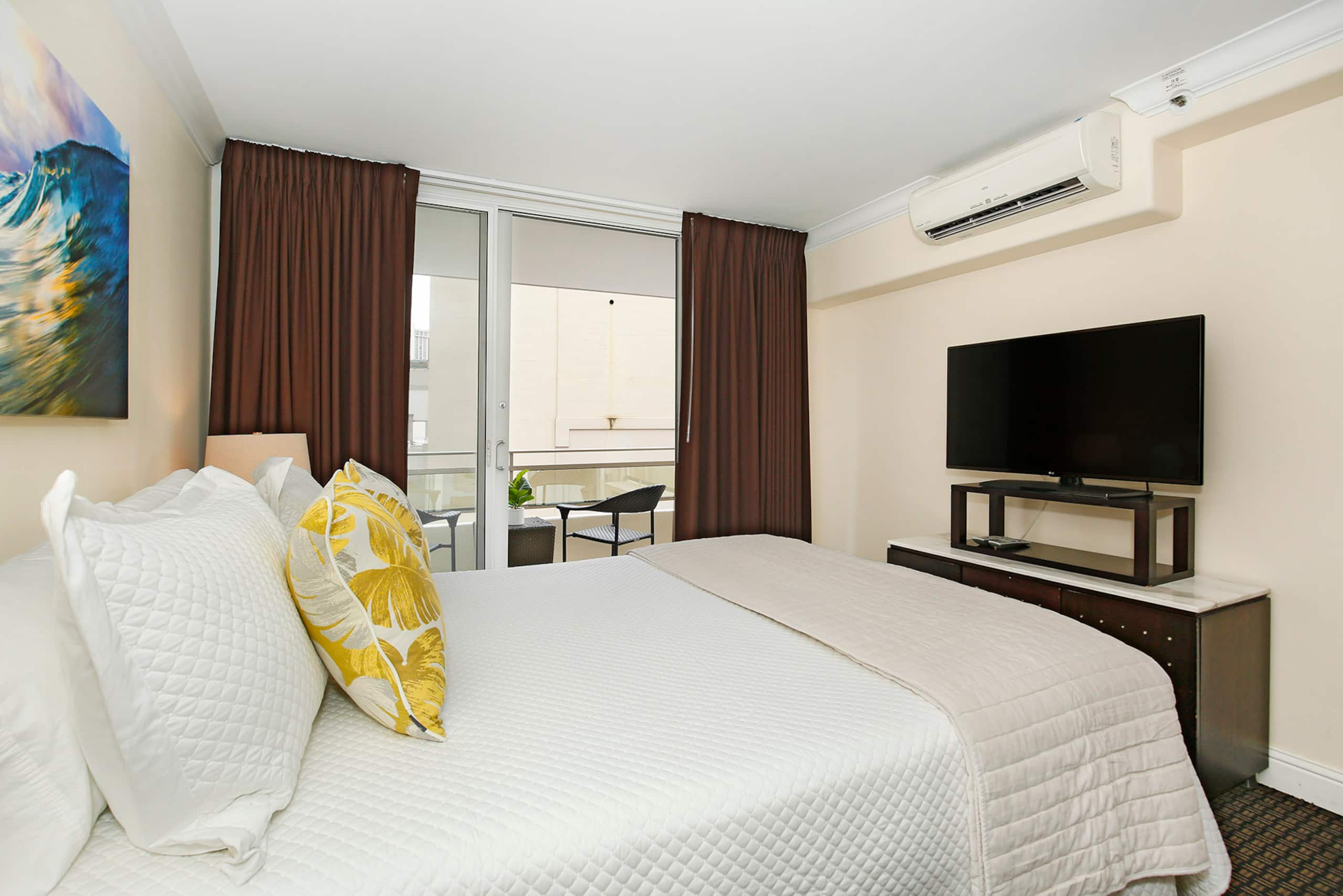 Condo in Honolulu · ★4.82 · 2 bedrooms · 3 beds · 1 private bath - Image 9