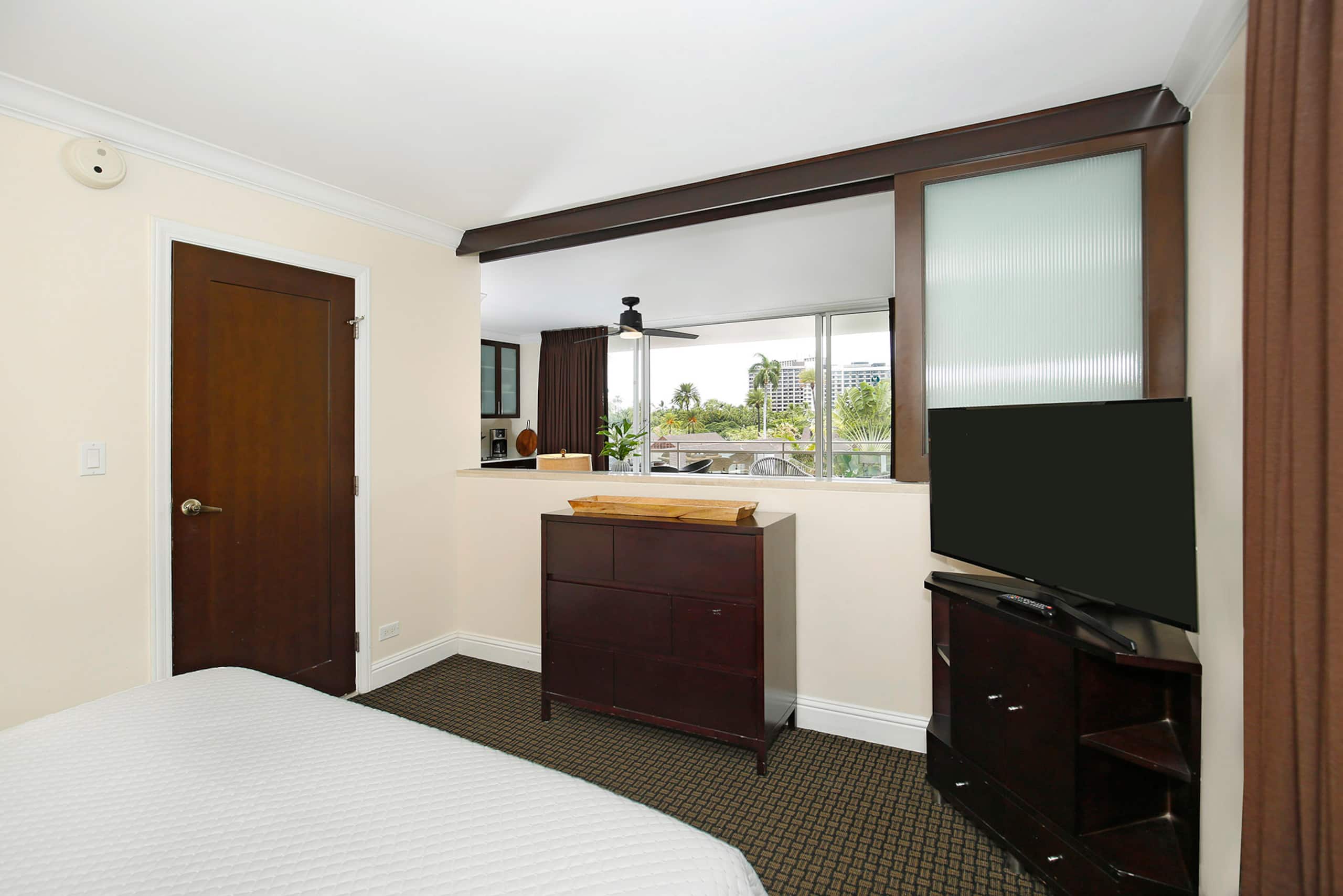 Condo in Honolulu · ★4.82 · 2 bedrooms · 3 beds · 1 private bath - Image 13