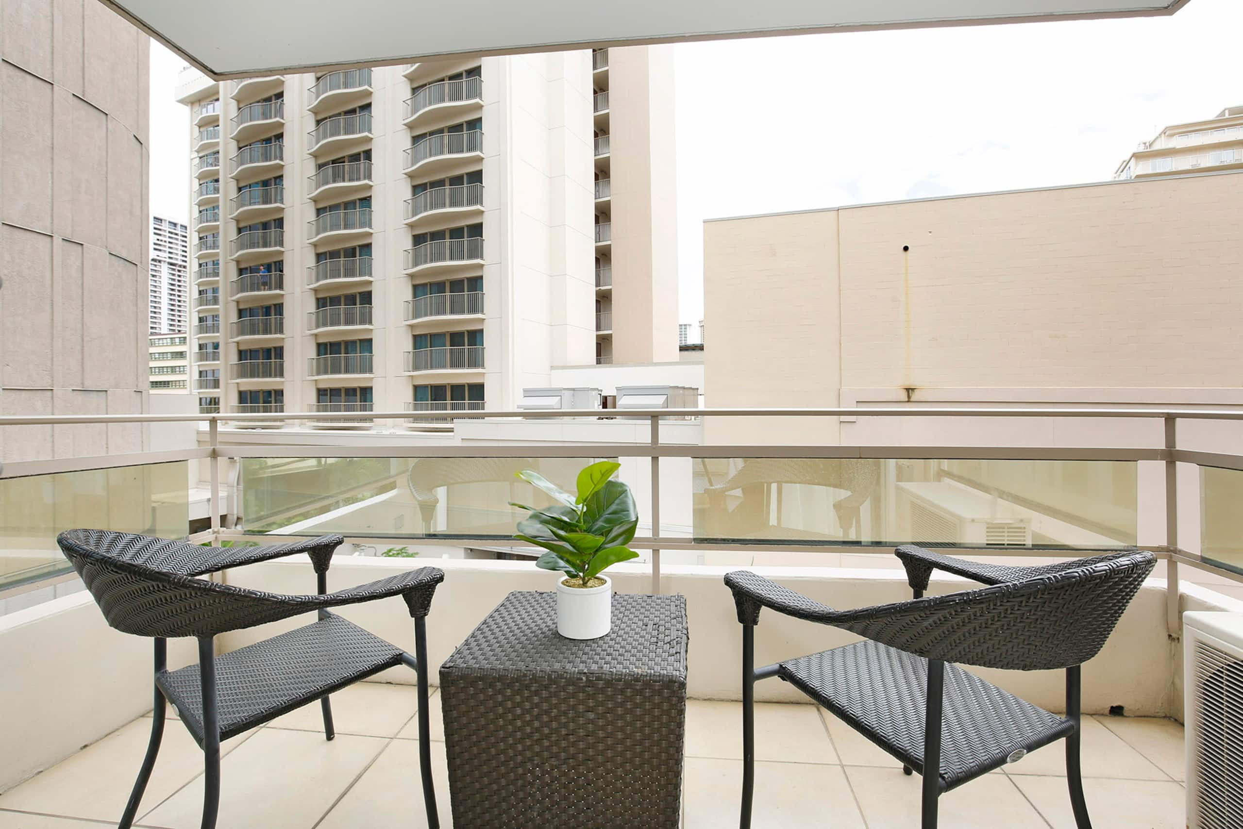 Condo in Honolulu · ★4.82 · 2 bedrooms · 3 beds · 1 private bath - Image 16
