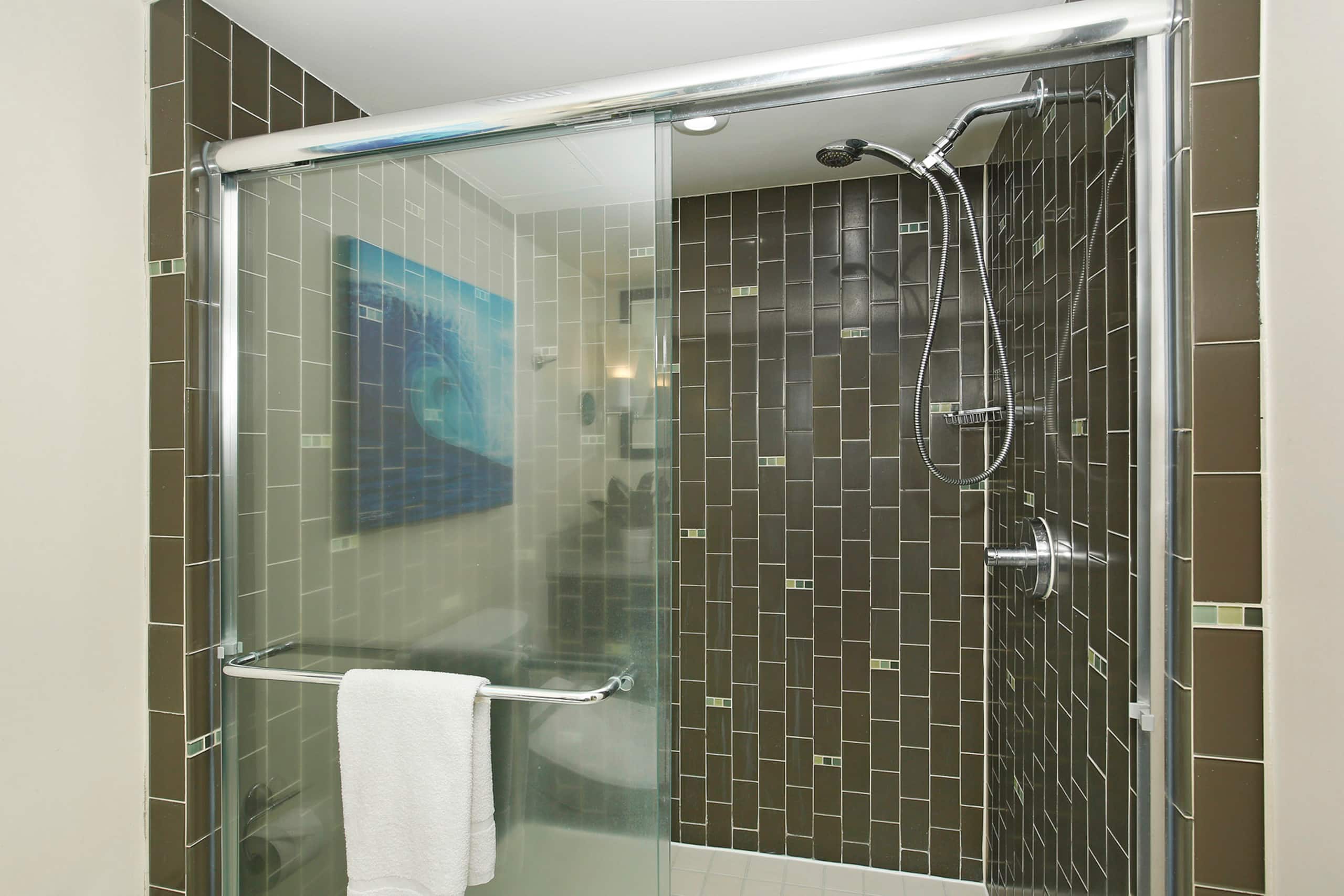 Condo in Honolulu · ★4.82 · 2 bedrooms · 3 beds · 1 private bath - Image 15