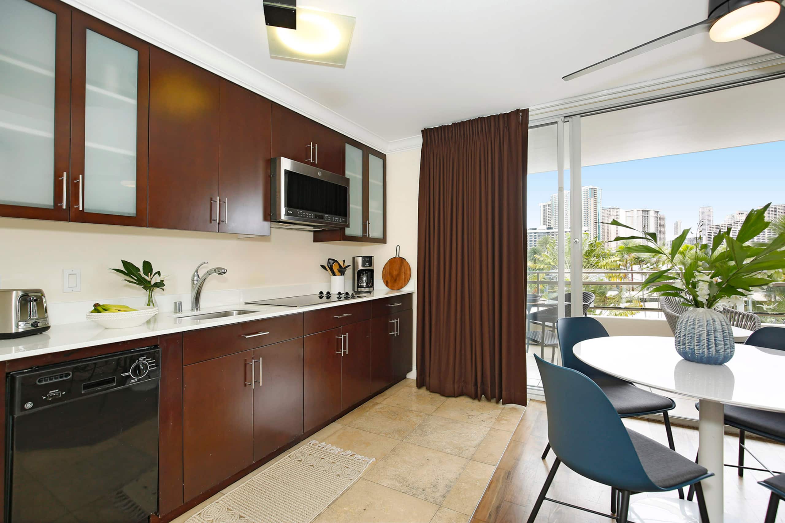 Condo in Honolulu · ★4.82 · 2 bedrooms · 3 beds · 1 private bath - Image 6