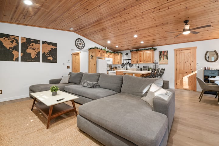 Summit House | Hot Tub + Walk To Snow Summit - Big Bear Lake, CA