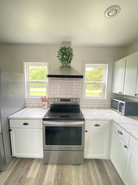 Cozy Farmhouse close to Devils Lake & Wis.  Dells
