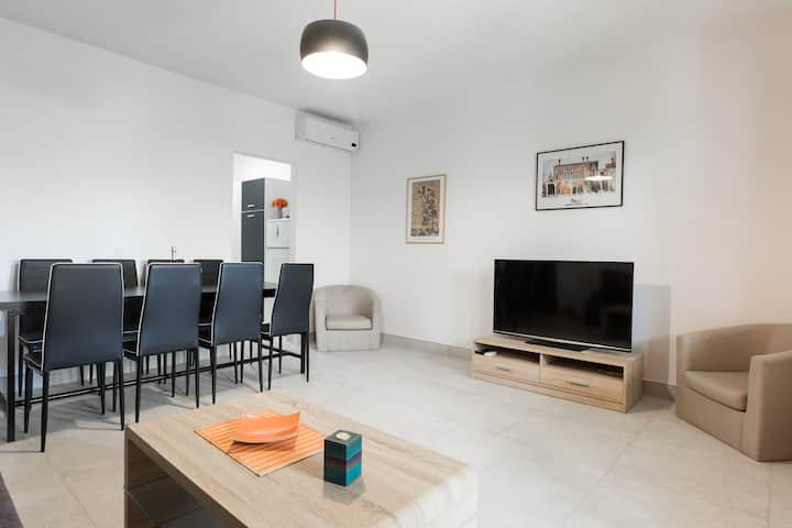 Apartment W/ Large Terrace Next To Peaceful Garden - Pula