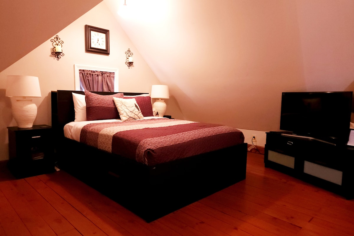 Na katu ~ Spavaća soba br. 1, krevet br. 1. Plišani madrac s bračnim krevetom.  Na katu je klima-uređaj za dodatnu udobnost. TV s kaminom. Zavjese za zamračivanje i sjenila za zamračivanje za krovne prozore