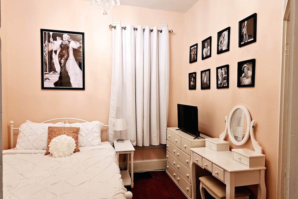 Glavna razina: spavaća soba br. 2 ~ stari holivudski glamur.  Madrac od memorijske pjene bračne veličine (čvršći madrac). Kristalni luster osvjetljava prostoriju!