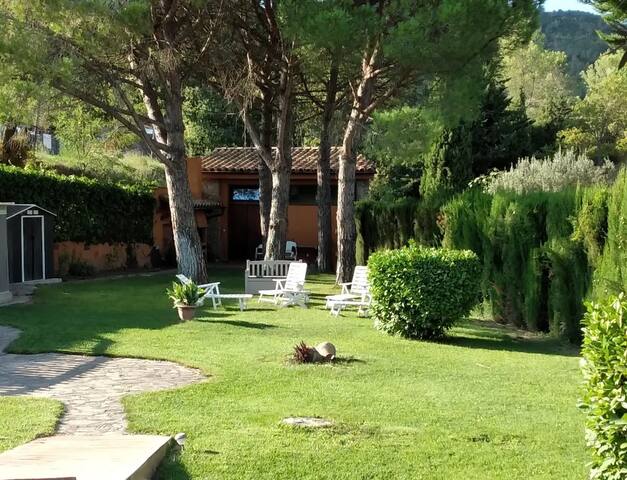 Agradable casa rural con piscina y gran jardín gallery image 2