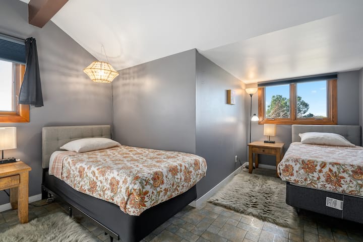 À l'étage, chambre de plain-pied avec deux lits jumeaux.