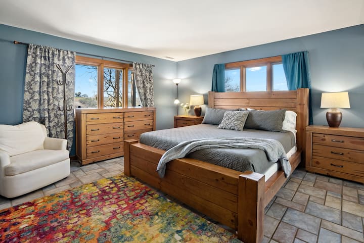 Lit King Size maître avec salle de bain attenante.